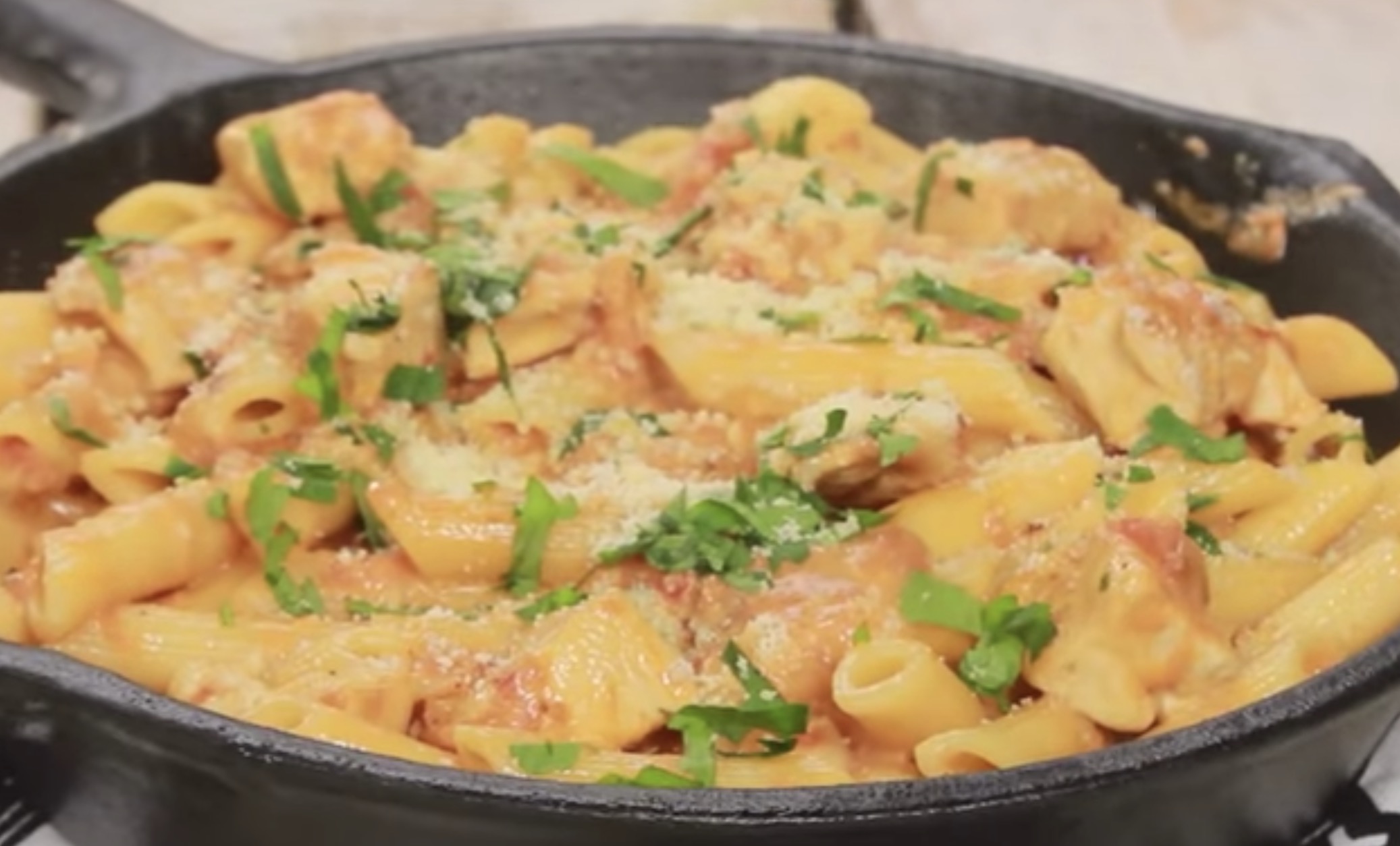 Pasta en salsa roja con pollo fácil de cocinar en tu casa - Bien Sabroso