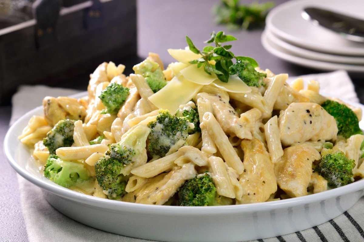 plato de pasta blanca con brócoli y pollo
