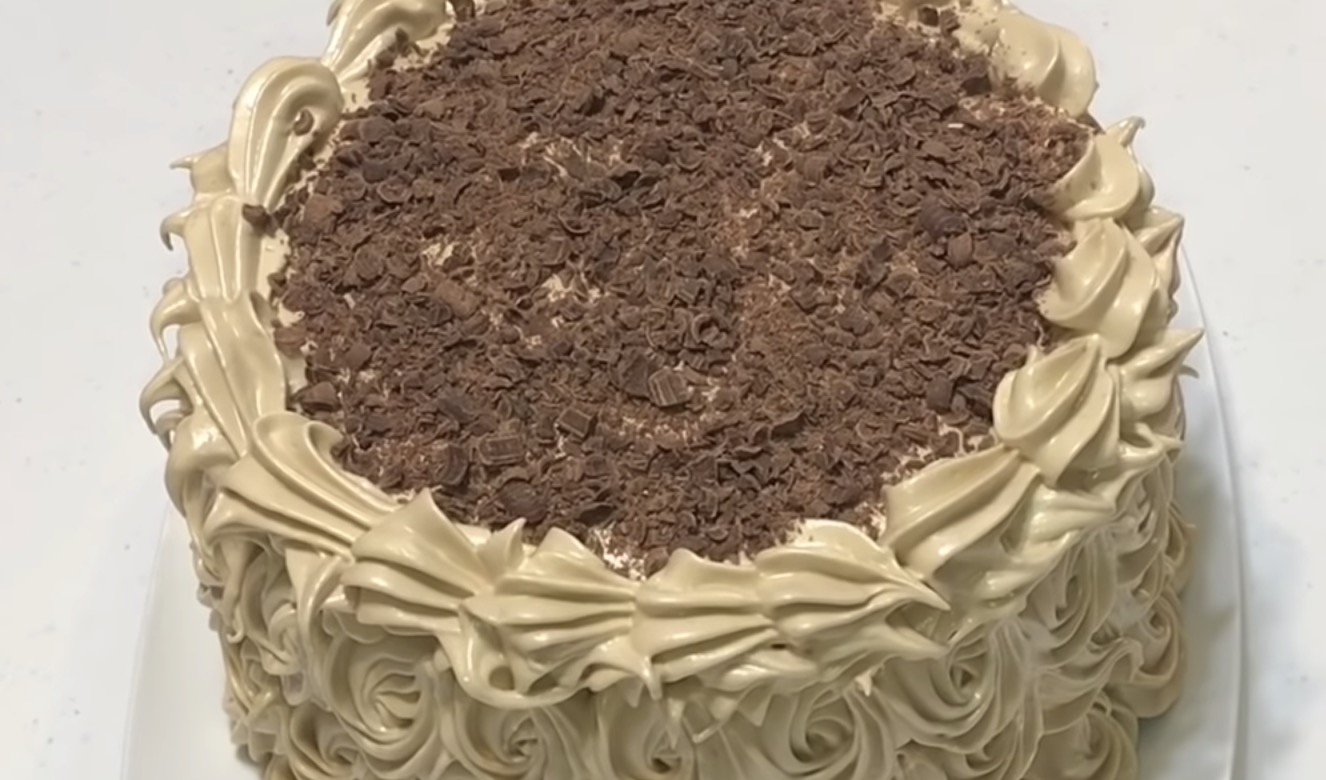 Pastel de café sin horno sobre estufa y con merengue Italiano delicioso