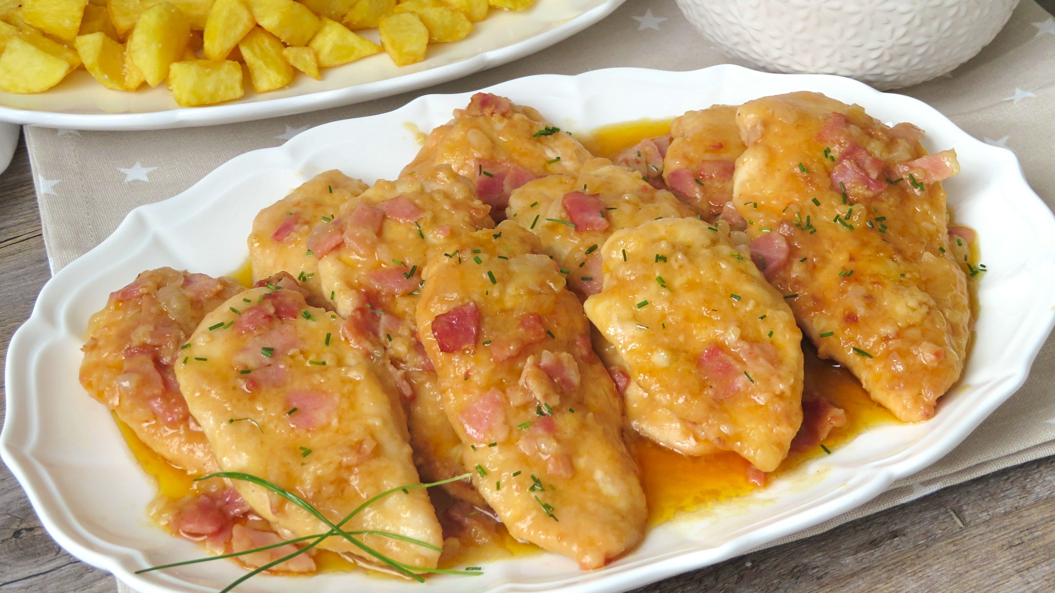 Pechugas de pollo rellenas con salsa de cebolla