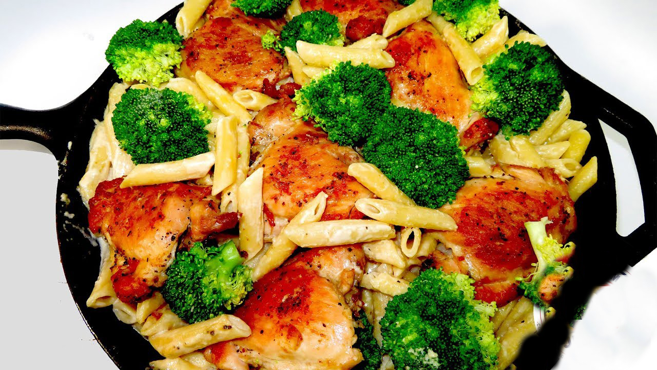 Pasta alfredo con pollo y brócoli