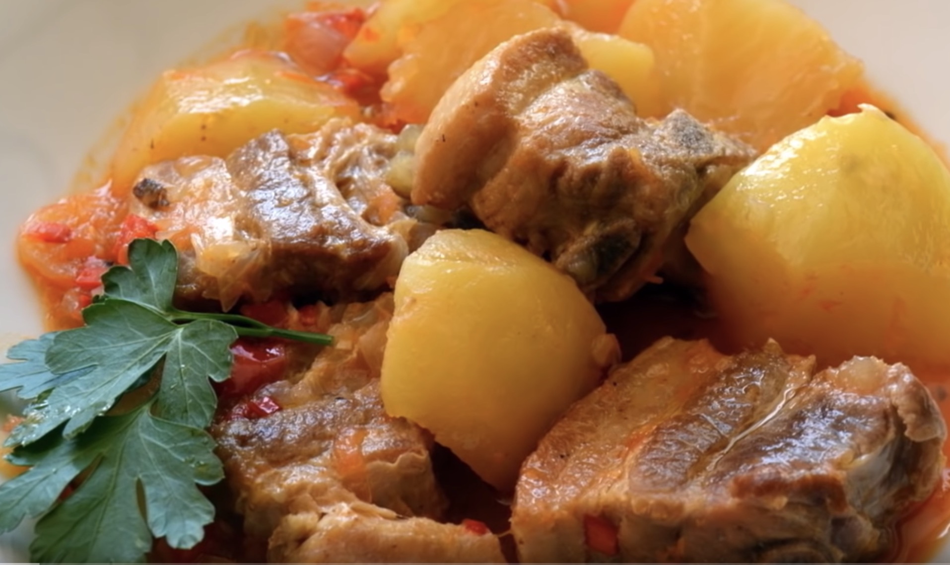 Un Guiso de costillas y patatas súper fácil y económico para hacer en casa